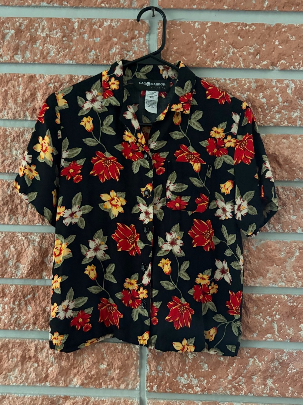 🌟 Sag Harbor vintage Black Short-Sleeve Floral Button-Up Shirt